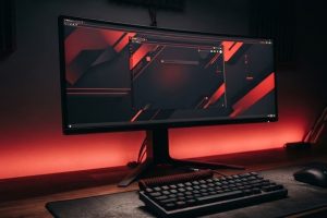Игровое рабочее место с монитором и окном браузера в красной подсветке