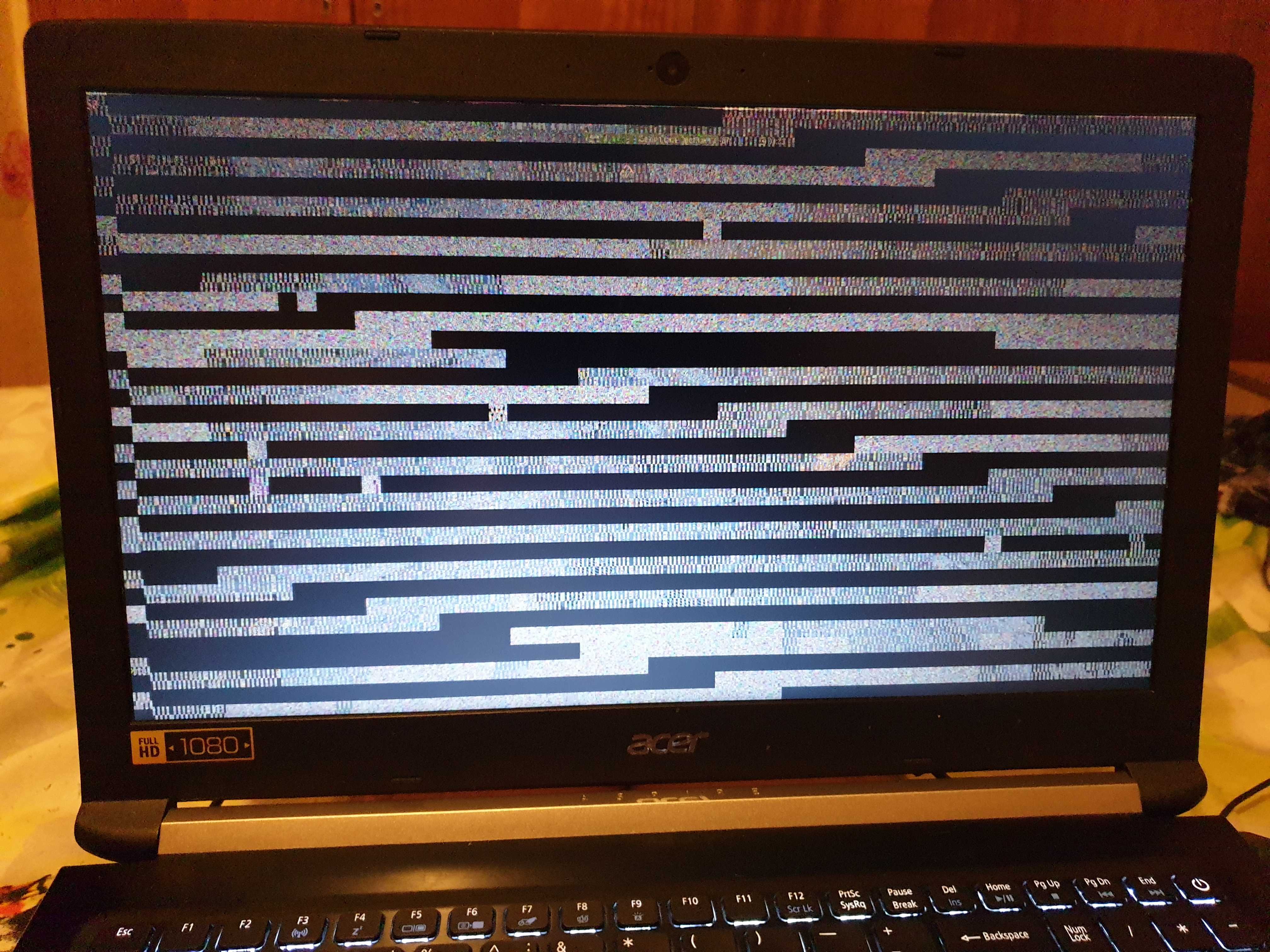 Почему на экране появляются полоски. Полосы на экране. Белая полоска на экране ноутбука. Полосатый экран на ноутбуке. Горизонтальные полосы на экране ноутбука.