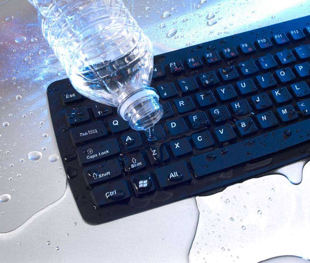 Как спасти залитый водой ноутбук – что делать