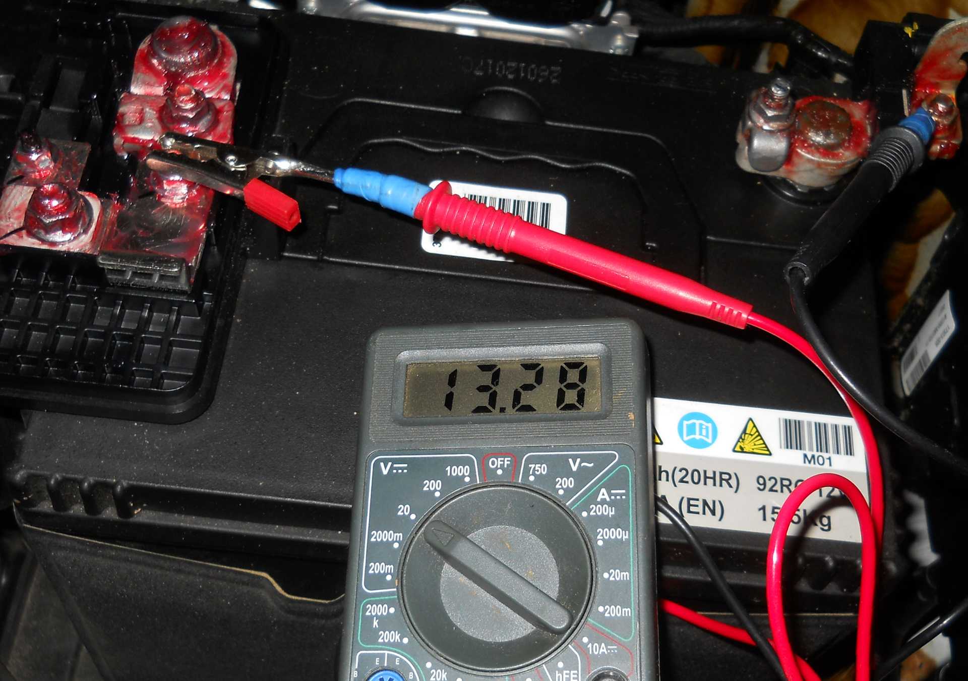 Как проверить авто аккумулятор. Мультиметр замер напряжения 12 вольт. Измерение ампер батареи мультиметром. Как выставить мультиметр для проверки напряжения 12 вольт. Мультиметр для проверки ёмкости АКБ автомобиля 12в.